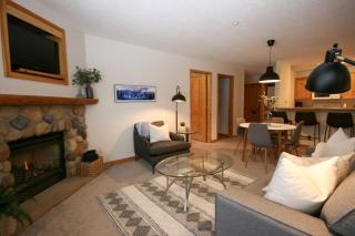 CRYSTAL FOREST 2BR Ski In Ski Out with PRIVATE Hot Tub - Sun Peaks - 3