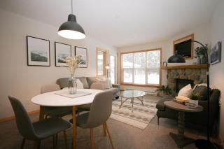 CRYSTAL FOREST 2BR Ski In Ski Out with PRIVATE Hot Tub - Sun Peaks - 2
