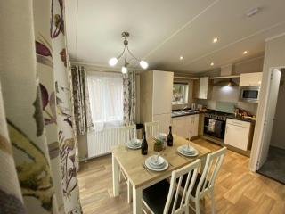 C04 - Beechwood Lodge with Hot Tub - Bethesda - 8