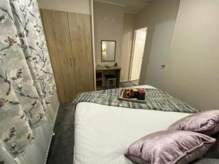 C04 - Beechwood Lodge with Hot Tub - Bethesda - 4