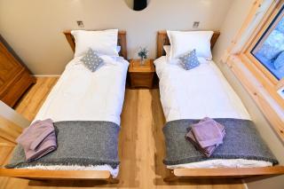 Cuddfan Lodge on a Beautiful Lake - 1