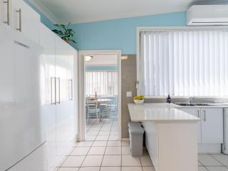 Golden Sands 2 Short Street, Air Con, Wifi, Beach View - 1