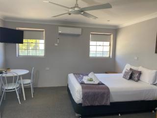 Timbertown Motel - 1
