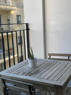 Spacious seaview Sliema Apt, steps from Valletta Ferry - Sliema - 2