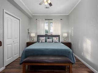 Cheerful 3 Bedroom Home with Loft - Dickinson - 0