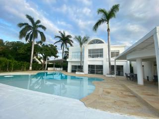 Espectacular Casa Condominio Lagos del Peñón Girardot-Colombia - Girardot - 1