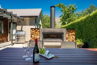 Modern Lake Haven - Wanaka Holiday Home - Wanaka - 0