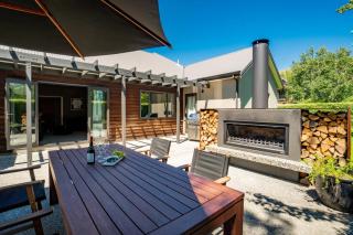 Modern Lake Haven - Wanaka Holiday Home - 8