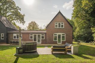 Beautiful English Villa with hottub - 4