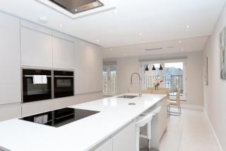 Stunning Central Windsor Town House With Parking - 0