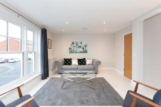 Stunning Central Windsor Town House With Parking - 4