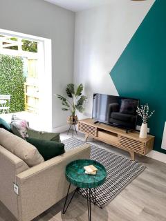 Gorgeous New 1 Bed, Town Centre,Parking,Garden - 3