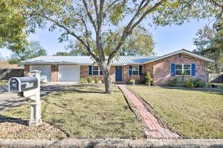 Updated Blue Door Haus about 1 Mi to Main St! - Fredericksburg - 7