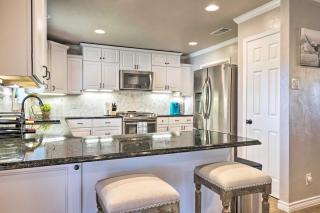 Updated Blue Door Haus about 1 Mi to Main St! - 3