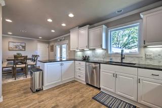 Updated Blue Door Haus about 1 Mi to Main St! - Fredericksburg - 2