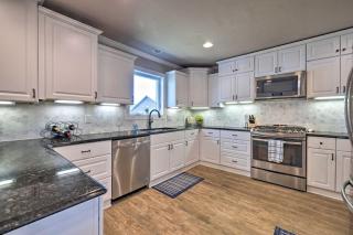 Updated Blue Door Haus about 1 Mi to Main St! - 1