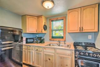 Canalfront Sargent Cabin with Patio 1 Mi to Beach! - Sargent - 1
