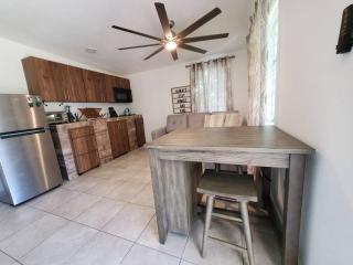 Aguadilla Sunset Apt AC WiFi 8 minute walk Crashboat Beach - Aguadilla - 9
