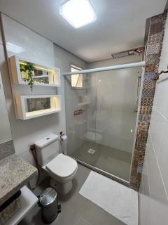 Magnífico APARTAMENTO de Charme - 3 quartos AR CONDICIONADOS SPLIT - Beira Mar, 2 banheiros, 2 Vagas Garagem, 4 Varandas, 2 Elevadores, Redes para Descanso, Wi-Fi, Air Fryer, Disney Plus, HBO Max, Guarda Sol, Cadeiras de Praia, Carrinho e Caixa Térmica - Guarapari - 3