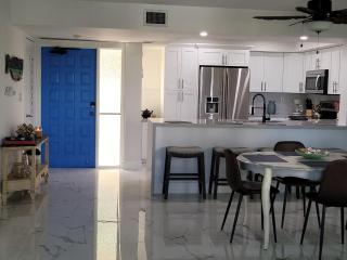 Sunshine Escape Steps to the Beach Family & Friends Welcome! - 1