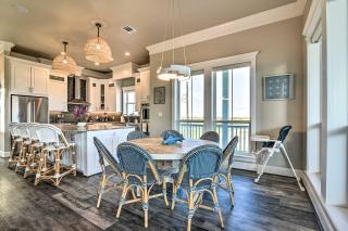 Walk to Beach Modern Galveston Home with Balconies! - Galveston - 9