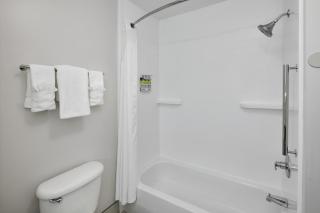 Holiday Inn Express Hotel & Suites Pensacola-West Navy Base by IHG - 9
