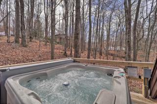1 Mi to Beech Mtn! Family Retreat w/ Hot Tub - Beech Mountain - 4