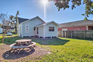Lake Charles Cottage with Fireplace and Yard! - 9