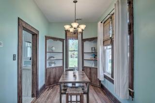 Lake Charles Cottage with Fireplace and Yard! - 5