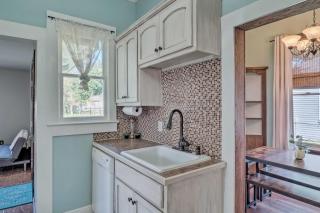 Lake Charles Cottage with Fireplace and Yard! - Lake Charles - 1