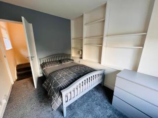 Detached 5 bedroom house, ideally located - Finchley - 2