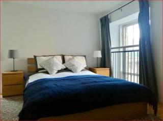 Central Mezzanine Apartment in Historic School - 4