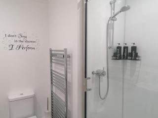 Luxury Modern 2 Bed Apartment, FREE UNDERCROFT PARKING FOR 1 CAR - 5