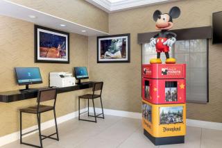 Best Western Plus Raffles Inn & Suites - Anaheim - 8
