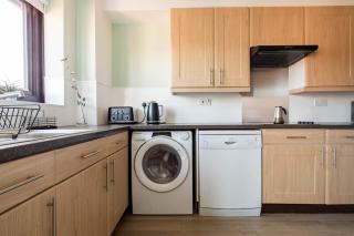 Stylish apartment with balcony, minutes from beach - 2