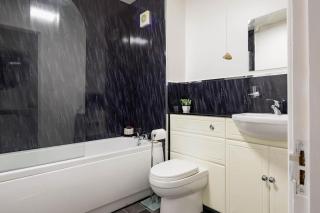 Stylish apartment with balcony, minutes from beach - 1