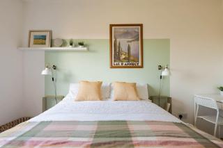 Stylish apartment with balcony, minutes from beach - 6