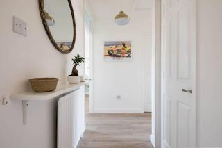 Stylish apartment with balcony, minutes from beach - 5