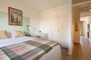 Stylish apartment with balcony, minutes from beach - 0