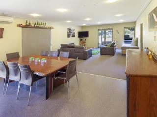 Kickenback Lodge - 3BR Lodge l Gym l Indoor Pool l Tennis l WiFi l Air-Con - Crackenback - 5