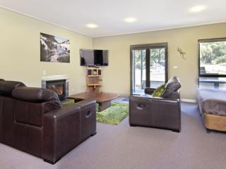 Kickenback Lodge - 3BR Lodge l Gym l Indoor Pool l Tennis l WiFi l Air-Con - Crackenback - 4