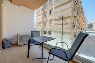 Chic 2BR Apartment, Ideal Location - Taʼ Xbiex - 2