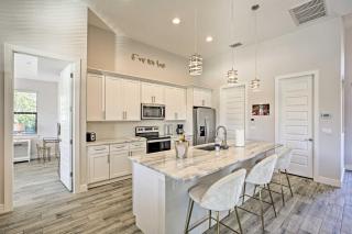 Sun-Seekers Getaway Lavish Cape Coral Villa - Cape Coral - 3