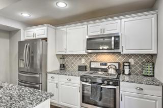 Chic Townhome with Deck 6 Mi to Dtwn Baltimore - Baltimora - 3