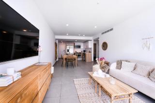 Stylish luxury condo, central location, ocean view, pool - 3