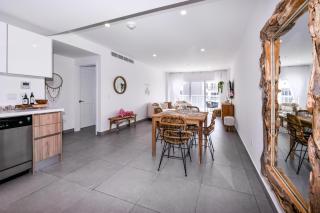 Stylish luxury condo, central location, ocean view, pool - 1