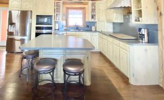 Blufftop Cabin Retreat Hot Tub and Fall Views! - Canadian - 5