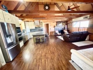 Blufftop Cabin Retreat Hot Tub and Fall Views! - Canadian - 1