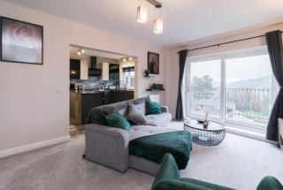 Immaculate 3 Bed House - Stunning Balcony Views - 3