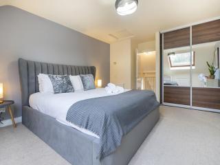 Pass the Keys Fab Townhouse Near Queens with Huge TV & Recliners - Belfast - 3